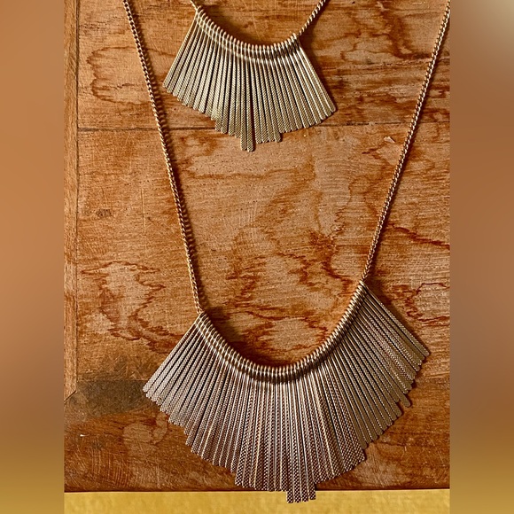 Set of 2 gold toned metal fringe necklaces - Picture 6 of 8